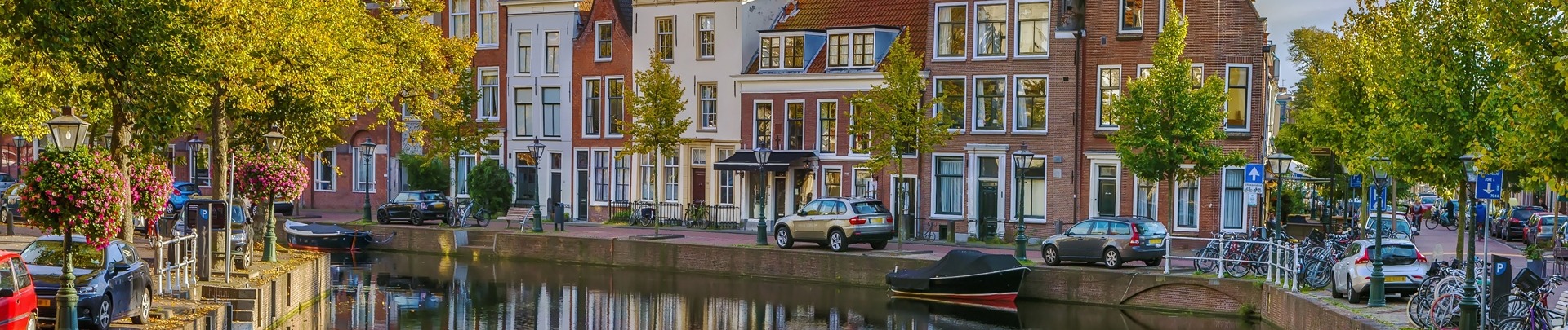Kanaal in Leiden met woningen langs het kanaal